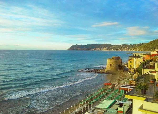 Tarihi Saracen kule sahilde Akdeniz Alassio şehir Sunset'teki bir popüler tatil beldesi İtalyan Rivierası, provincia Savona, Liguria, İtalya