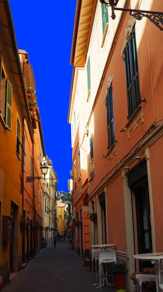 Вузька вулиця з квітами в Старе місто Алассіо, західні Лігурія. Італія — стокове фото