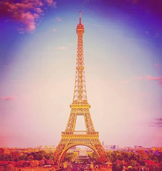 Vista Torre Eiffel Dia Ensolarado Brilhante Famoso Lugar Turístico Fundo — Fotografia de Stock
