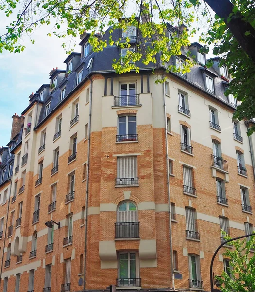 Cephe tipik evin balkonu ve tavan Paris, Fransa