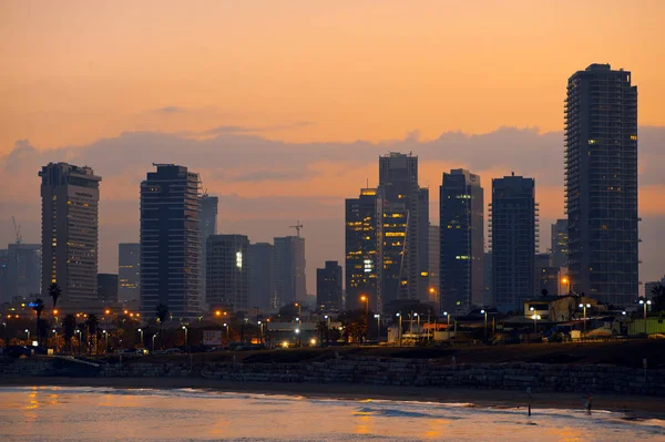 Tel Aviv city adlı gündoğumu. Sabah alacakaranlıkta.