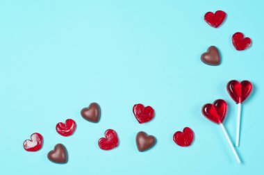 Çikolata şekerleme ve kırmızı lolipop. 