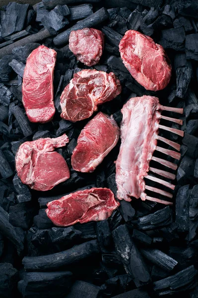 Carne Crua Carvão Vegetal Variedade Bifes Fundo Com Carvão Vegetal — Fotografia de Stock