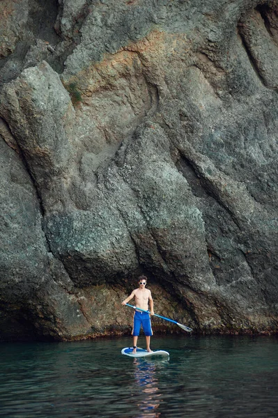 Νεαρός Που Διασκεδάζει Στέκεται Όρθιος Στη Θάλασσα Sup Εκπαίδευση Guy — Φωτογραφία Αρχείου