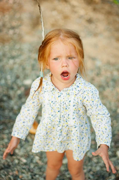 Retrato Uma Menina Com Cabelo Ruivo Uma Pena Cabelo Menina — Fotografia de Stock
