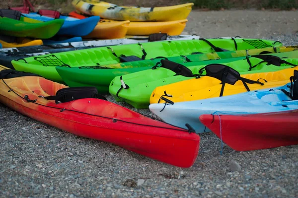 Kayaks Colorés Sur Plage Vacances — Photo