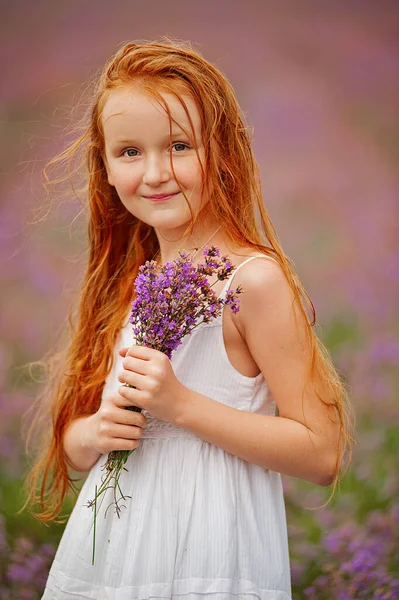 Retrato Una Niña Con Pelo Rojo Húmedo Campo Lavanda Día —  Fotos de Stock