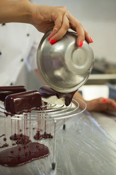 Il pasticcere copre il dessert con glassa di cioccolato. Preparare il dessert — Foto Stock
