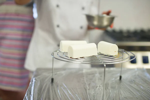 Dessert di mousse cremoso su una bancarella. Il processo di preparazione del dessert — Foto Stock