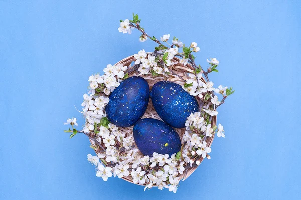 蓝色的蛋在蓝底花篮里 横向的照片 顶部视图 弗拉特利照片中央的物体 — 图库照片
