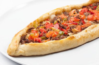 Beyaz arka planda Türk pide pizzası. Türk geleneksel mutfağı