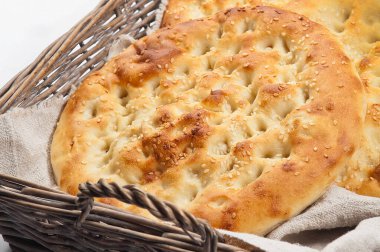 Beyaz arka planda Türk gözlüklü tortillası. Türk geleneksel mutfağı