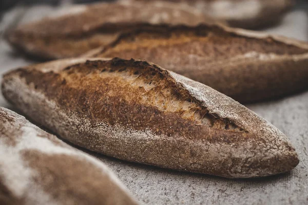 Keten arka planda çavdar ekmeği. Ev yapımı pişirme. Seçici odak