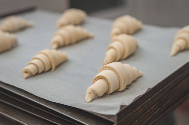 Fırında kruvasan yapma süreci. Seçici odak