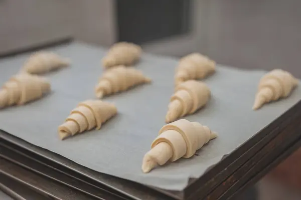 Processo Fabbricazione Croissant Una Panetteria Focus Selettivo — Foto Stock