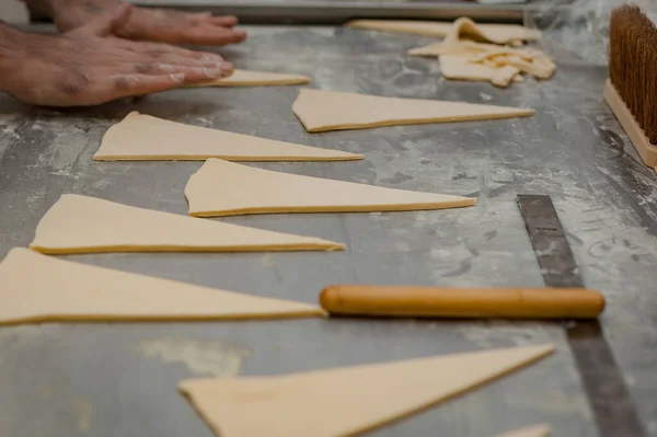 Processo Fabbricazione Croissant Una Panetteria Focus Selettivo — Foto Stock