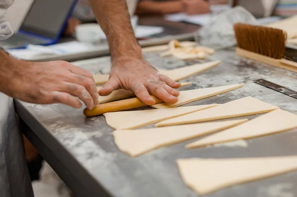 Processo Fabbricazione Croissant Una Panetteria Focus Selettivo — Foto Stock