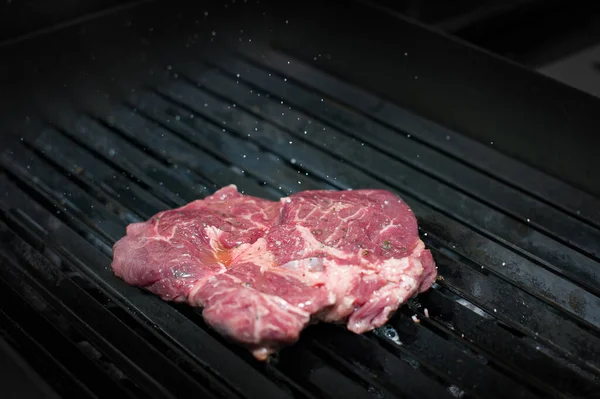 Bife Ribeye Suculento Com Especiarias Bife Grelhado Cozinhar Restaurante — Fotografia de Stock