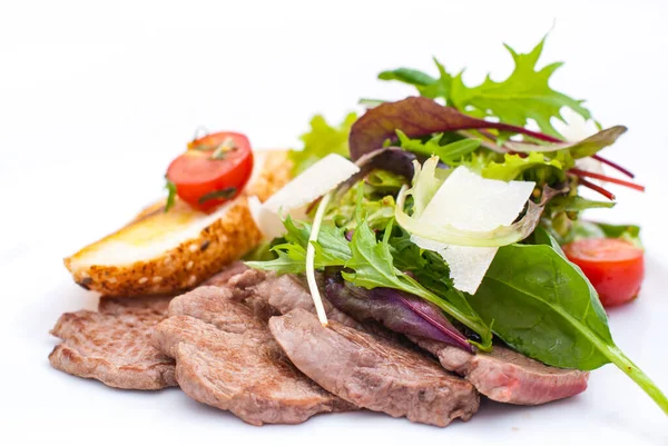 Warm veal with fresh lettuce and parmesan — Stock Photo, Image