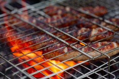 Izgarada sıcak sosis dışarıda ızgarada sosis ızgara..