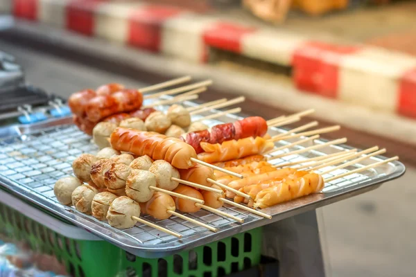 Estilo tailandés comida callejera variedad de salchichas fritas . — Foto de Stock