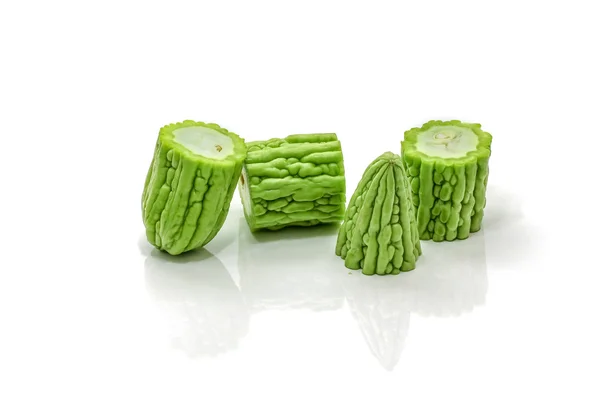 Aislado de calabaza amarga verde en rodajas sobre el fondo blanco — Foto de Stock