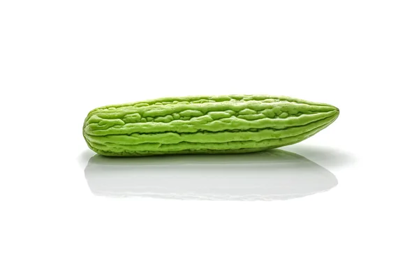 Aislado de calabaza amarga verde sobre el fondo blanco — Foto de Stock