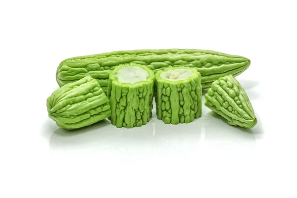 Aislado de calabaza amarga verde en rodajas sobre el fondo blanco — Foto de Stock