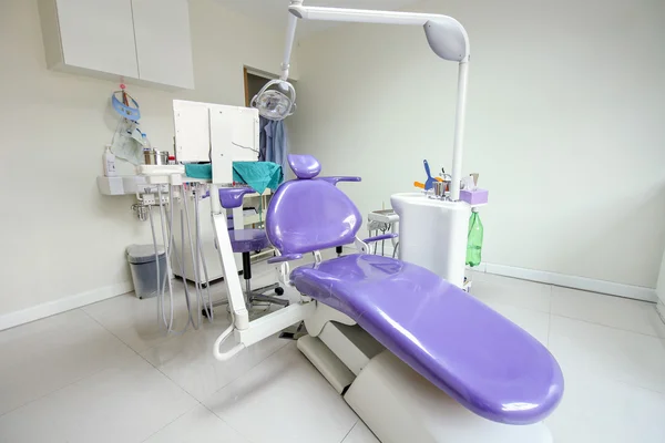 Moderna silla de dentista en una sala médica — Foto de Stock