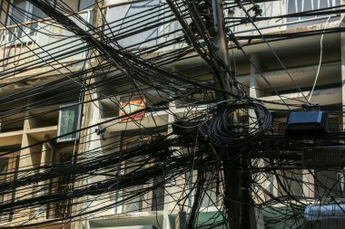 Kaos kablolar ve Teller elektrikli kutup Bangkok, Tayland 