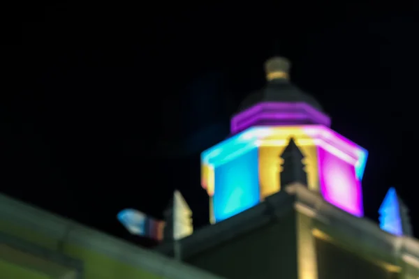 Borrosa cúpula colorida / edificio en el fondo de la noche — Foto de Stock
