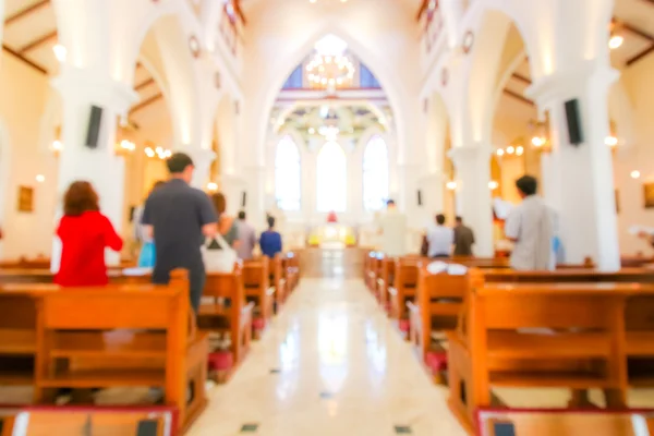 Missa cristã borrada orando dentro da igreja — Fotografia de Stock