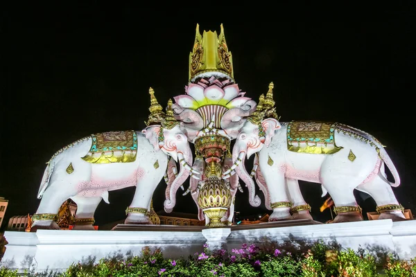 Stock image Three Erawan statues and symbols King, In front of Grand Palace, Emerald Buddha Temple, Wat Phra Kaew in Bangkok The statues of White Elephants in front of the Grand Palace or Emerald Buddha Temple. 