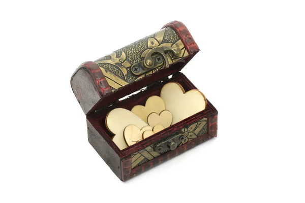 Skattkista av kärlek fylla med hjärta, Vintage gammal Storage Box isolerade på vit bakgrund — Stockfoto