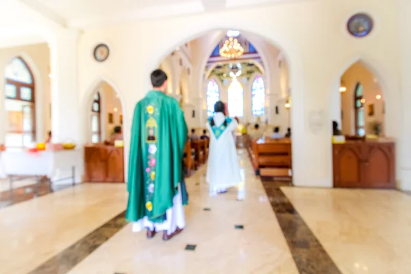 Verschwommener Priester und Christmette beim Gebet in der Kirche — Stockfoto