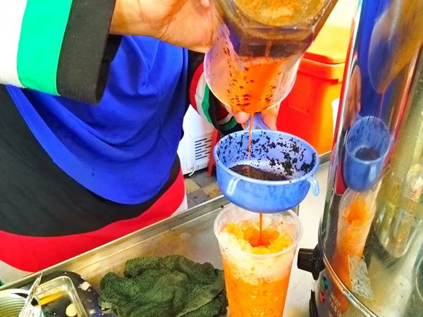 Mujer está haciendo té de leche — Foto de Stock