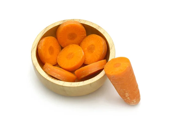 Изолированная морковь, нарезанная в деревянной чаше на белом фоне с вырезкой дорожки — стоковое фото