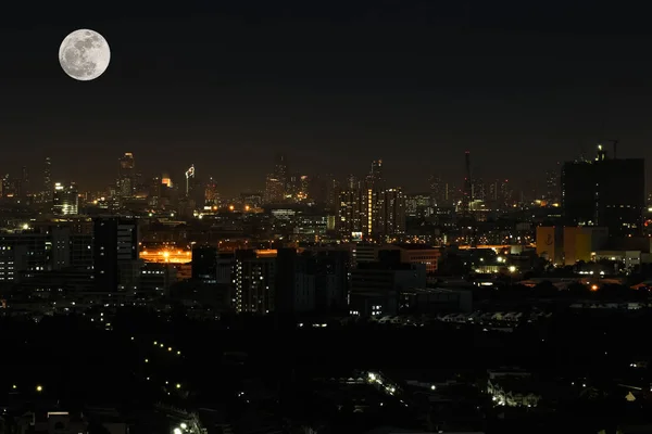 Wide angle of city scape at night scene with super moon — Stock Photo, Image