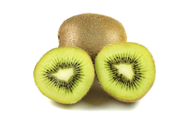 Close-up macro kiwi fruit plakjes gesneden geïsoleerd op witte achtergrond — Stockfoto