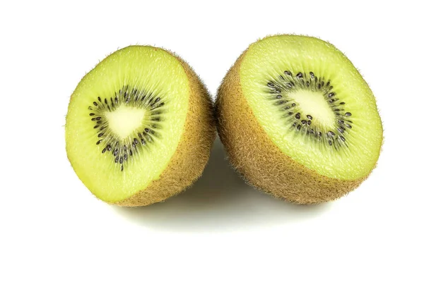 Close-up macro kiwi fruit plakjes gesneden geïsoleerd op witte achtergrond — Stockfoto