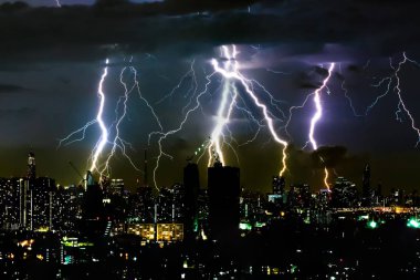 Gök gürültüsü fırtına aydınlatma cıvata üzerinde yatay gökyüzü ve city scape 