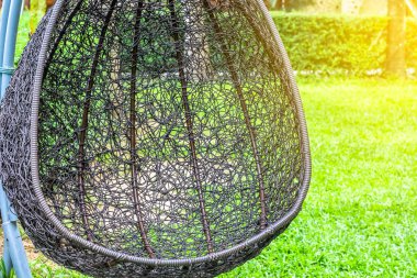 tezgah koltuk sandalye sepet tasarımı yeşil çim sahası üzerinde asılı 