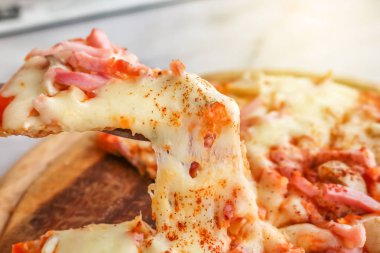 Sıcak pizza dilim peynir beyaz granit taş masada erime ile. 