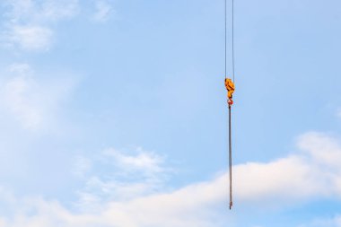Vinç mavi gökyüzü arka ucunda bir kanca ile kapatmak 