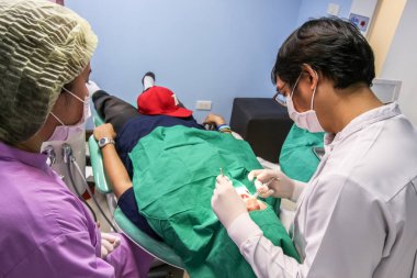 Bangkok Tayland, 08 Ekim 2016: muamele etmek hastalar diş Bangkok, Tayland için diş Kliniği, dişçi sandalyede. 