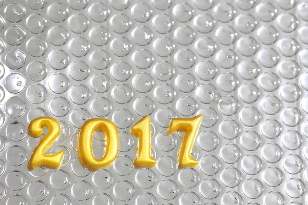 2017 objetos reais 3d na folha de reflexão, conceito feliz ano novo — Fotografia de Stock