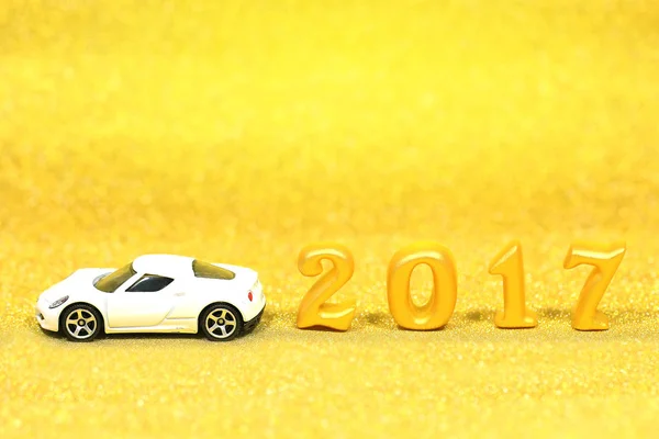 2017 реальные трехмерные объекты на фоне золотого блеска с моделью белого автомобиля — стоковое фото