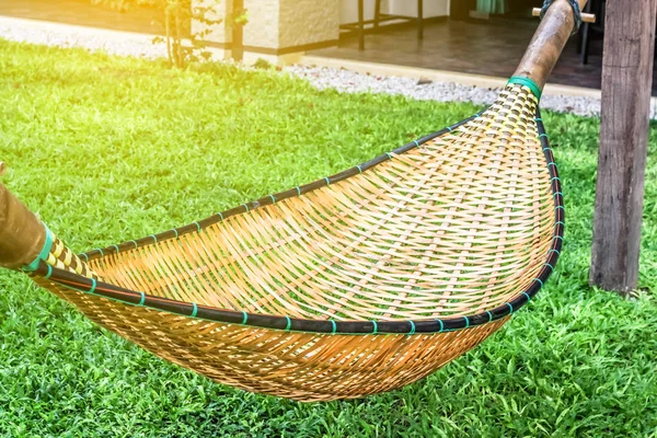 Hamaca de la cuna de la silla del asiento del banco colgante en diseño de la cesta en el campo de hierba verde — Foto de Stock