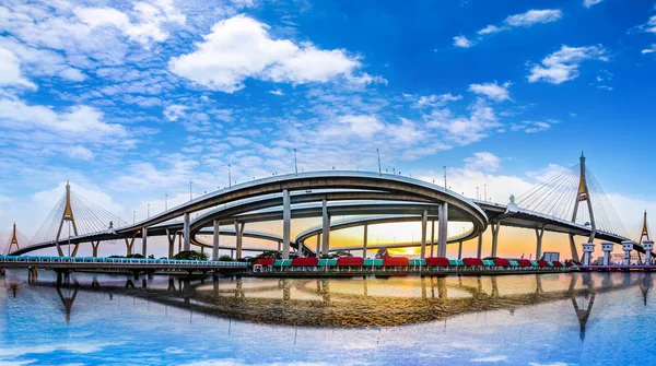 Panoramablick der "bhumiphol" autobahnbrücke über den "chaopraya" fluss in bangkok thailand mit stadtbild hintergrund. zum König von Thailand ernannt. — Stockfoto