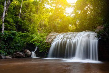 Ormanda güneş ışığıyla güzel bir şelale, Haew Suwat Waterfal